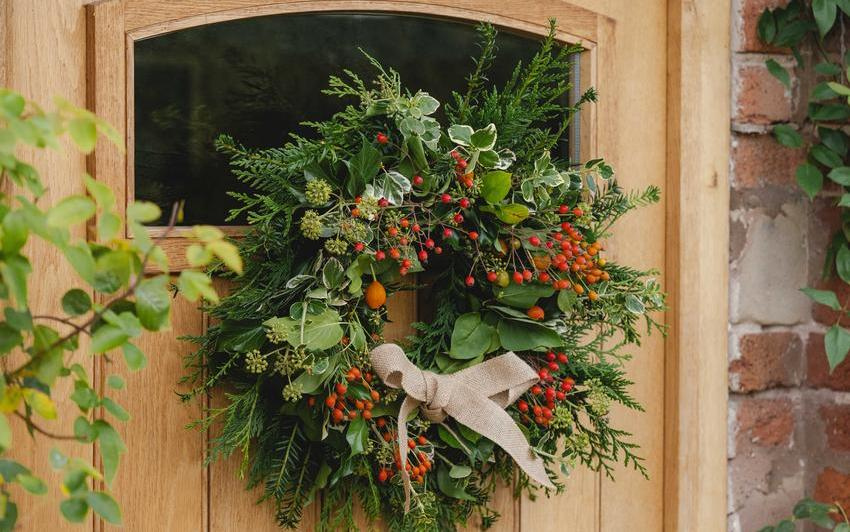 How to make a Christmas wreath with rose hips: a step-by-step guide