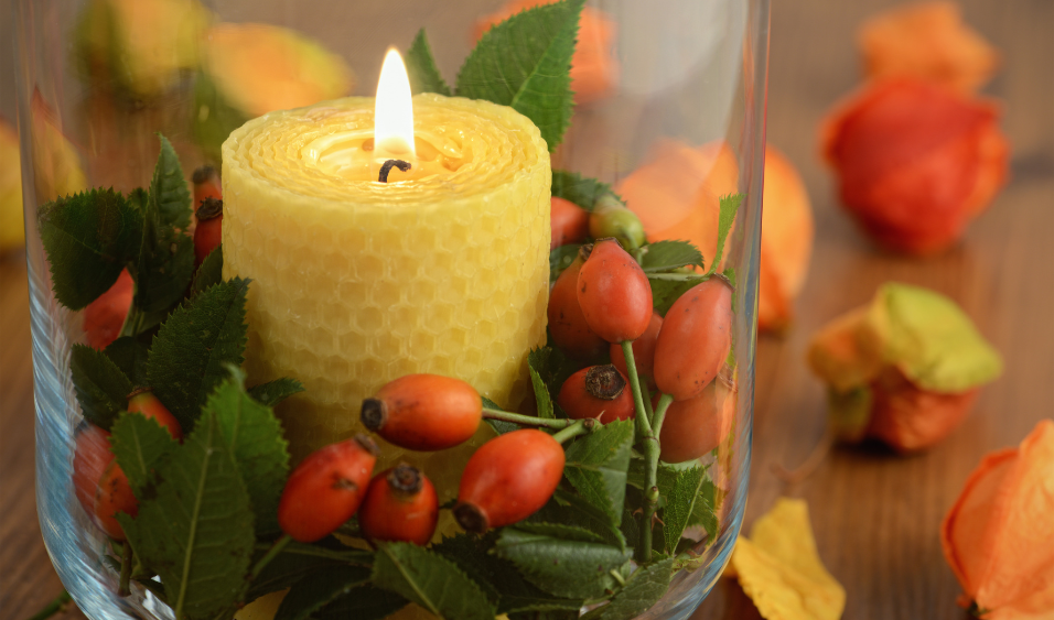 Creating a rustic Thanksgiving table with rosehips and seasonal foliage